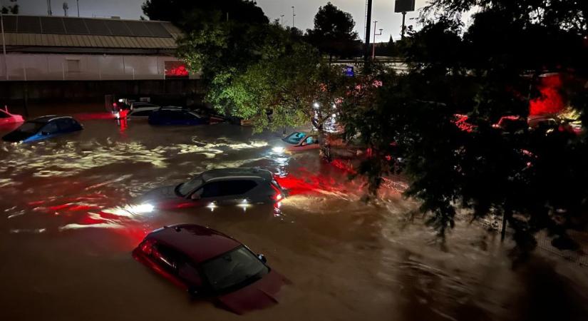 Videón, ahogy a sárfolyam elönti Valencia egyik elővárosát