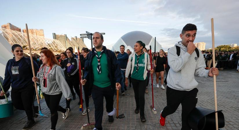 Spanyol katasztrófa: több ezer önkéntes gyűlt össze Valenciában - fotók