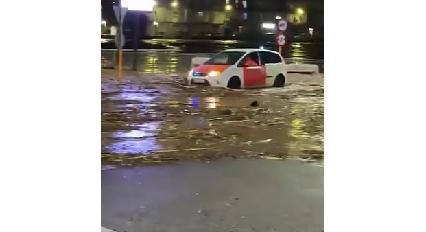 Drámai videón, ahogy a sárhullám pillanatok alatt elönti Valencia elővárosának az utcáit