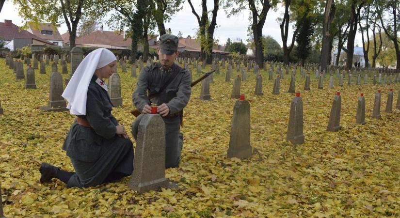 A hősökért is lobogtak a lángok