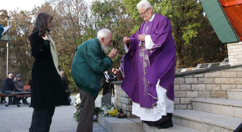 Halottak napja alkalmából tartottak emlékmisét Pákozdon ( videó, galéria)