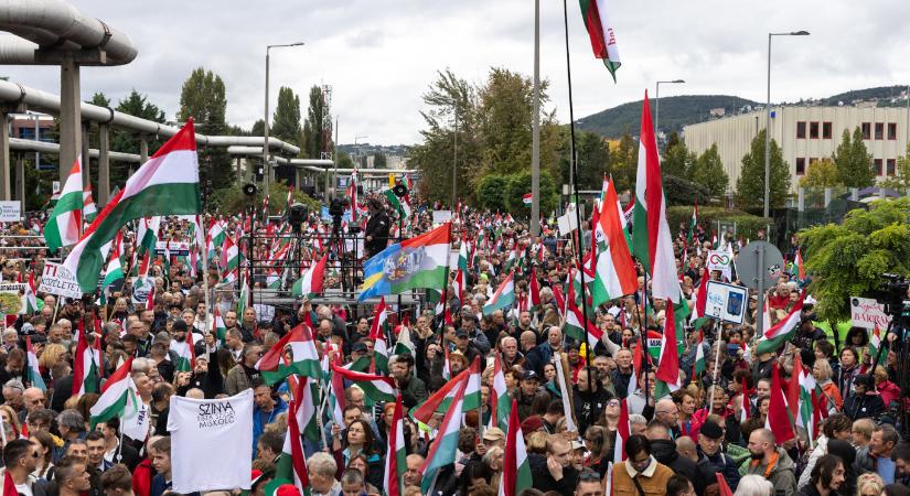 Jobboldali pártot ilyen elánnal még nem hazaárulóztak