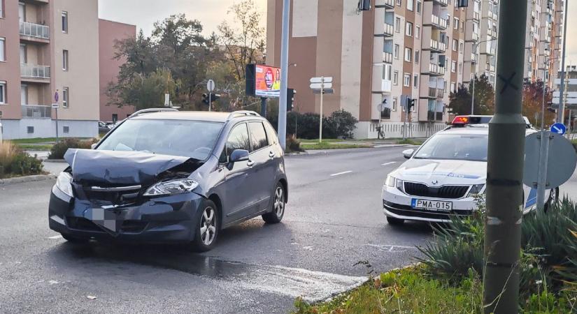 Gyalogátkelőhelynél fékező autónak ütközött egy jármű Szombathelyen - helyszíni fotók