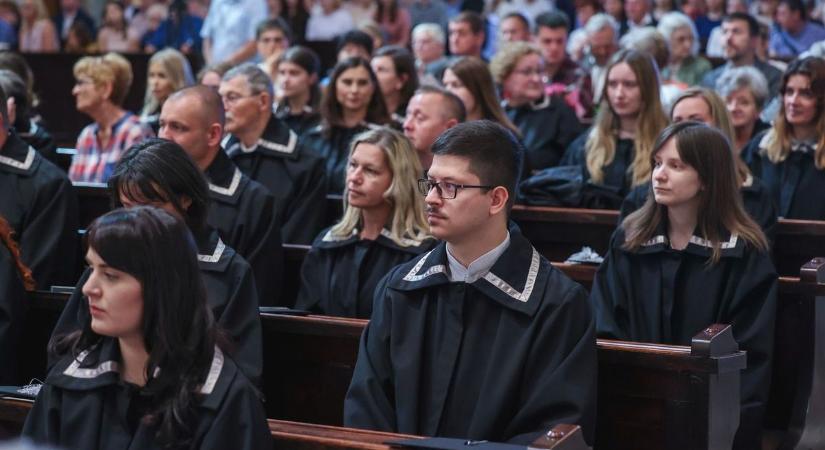 Pitvaros támogatja a felsőfokú képzésben tanuló rászoruló fiatalokat