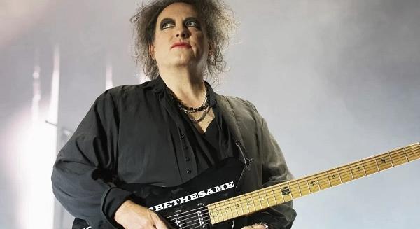 Bakizott a zenekar egyik legnépszerűbb dalának szövegében a The Cure frontembere