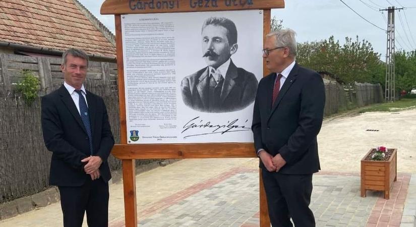 Devecserhez köti Gárdonyit az első szerelem