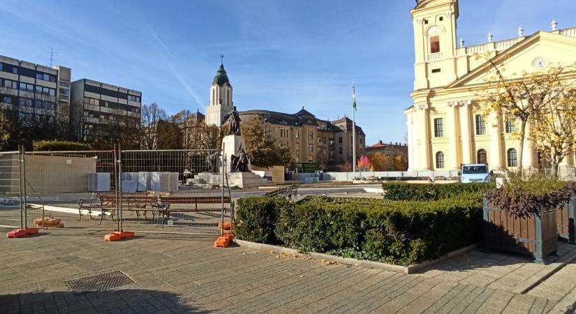 Készül a korcsolyapálya és a díszkivilágítás Debrecen belvárosában