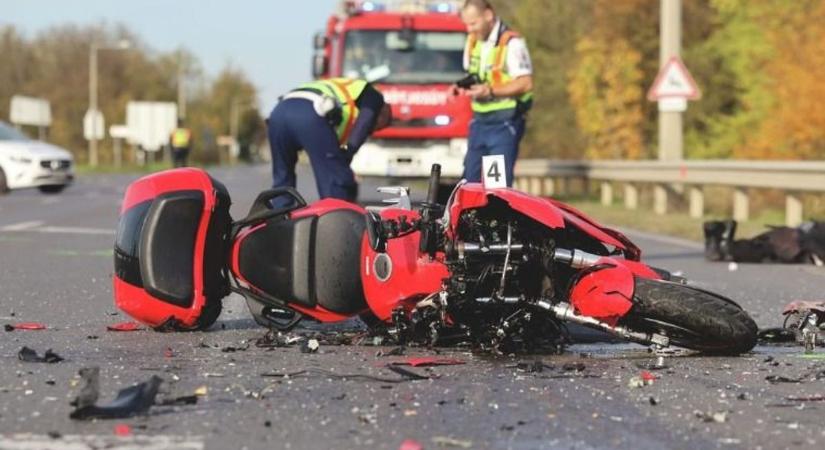 Halálos motorbaleset történt, teljes útzár