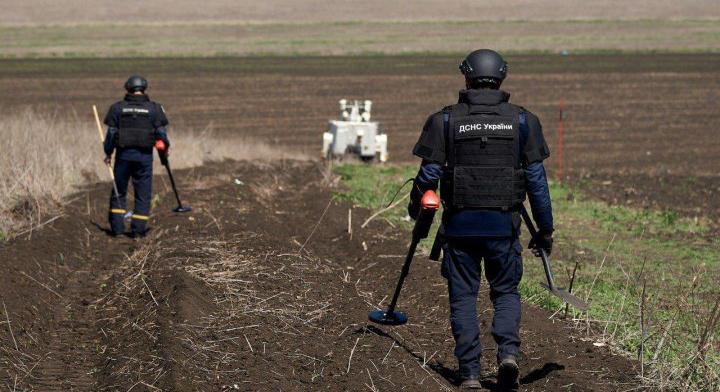 Ukrajnában a veteránokat és a fogyatékkal élőket bevonják a területek megtisztításába és aknamentesítésébe