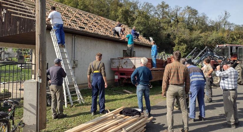 Pályázati támogatás híján összefogással újult meg a ravatalozó Tornyiszentmiklóson