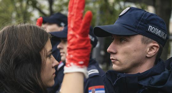 "A korrupció öl": Ezrek tüntettek Belgrádban az újvidéki vasútállomáson történt tetőomlás miatt