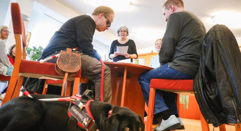 Vetélkedő a Berzsenyi Dániel Könyvtárban látássérülteknek