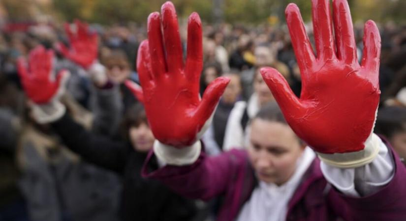 „Bűntény, nem tragédia” – Tüntetések a belgrádi vasútállomáson történt tragédia 14 áldozatáért