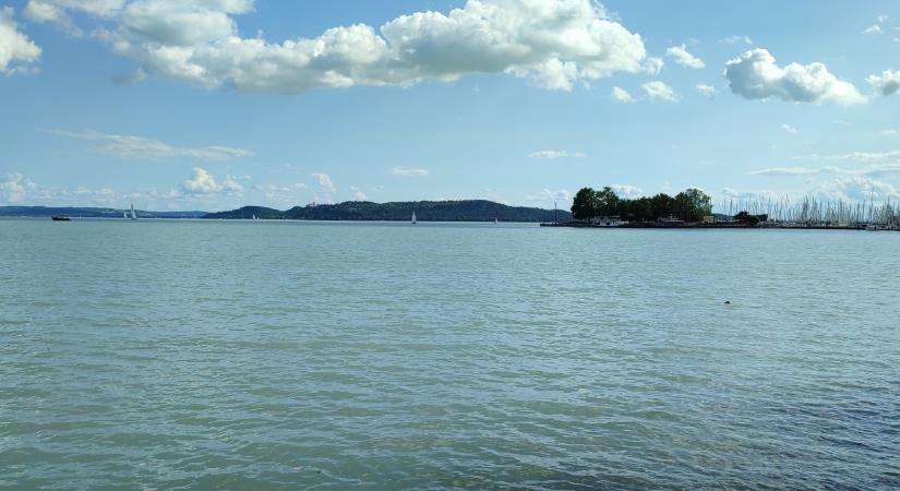 Megválaszolták, hogy temetkezhetünk-e a Balatonba