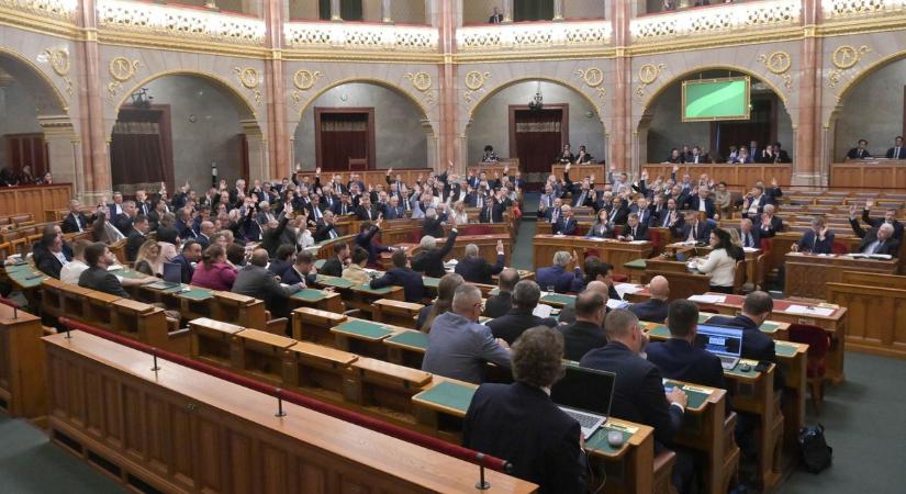 Új képviselő teszi le az esküt a parlamentben