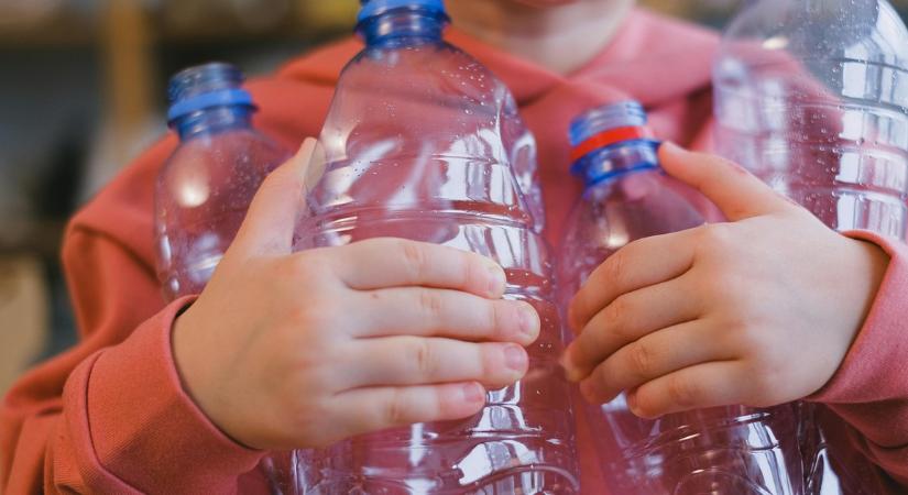 Hoppá! Szigorítás lépett érvénybe egy Auchan áruházban: a palackvisszaváltásáról van szó