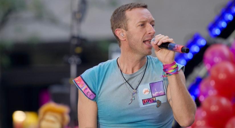 Hatalmas riadalom Melbourne-ben: tátongó lyukba esett a Coldplay énekese a koncert közepén – videó