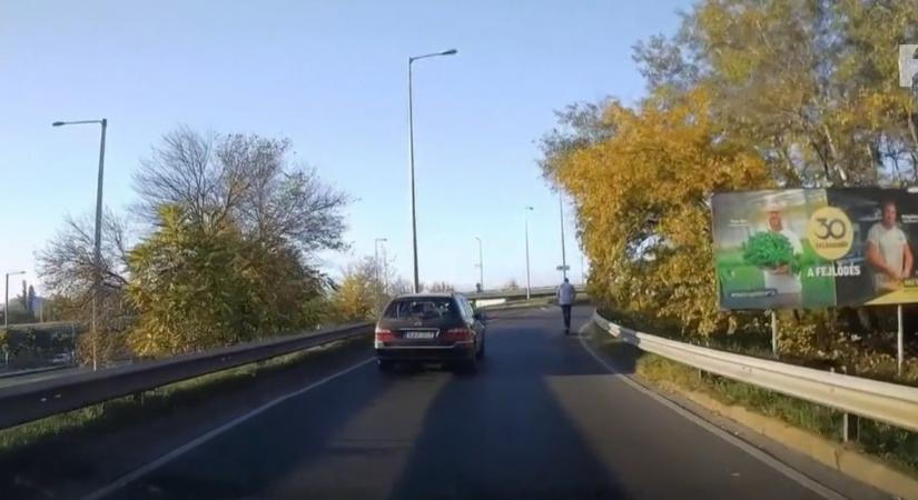 Rolleres száguldozott az M3-as autópálya felhajtóján – itt a megdöbbentő videó