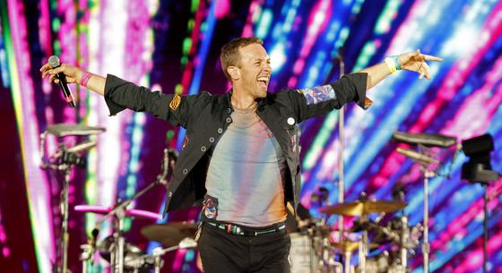 Videón, ahogy Chris Martin belezuhan egy lyukba a Coldplay koncertjén