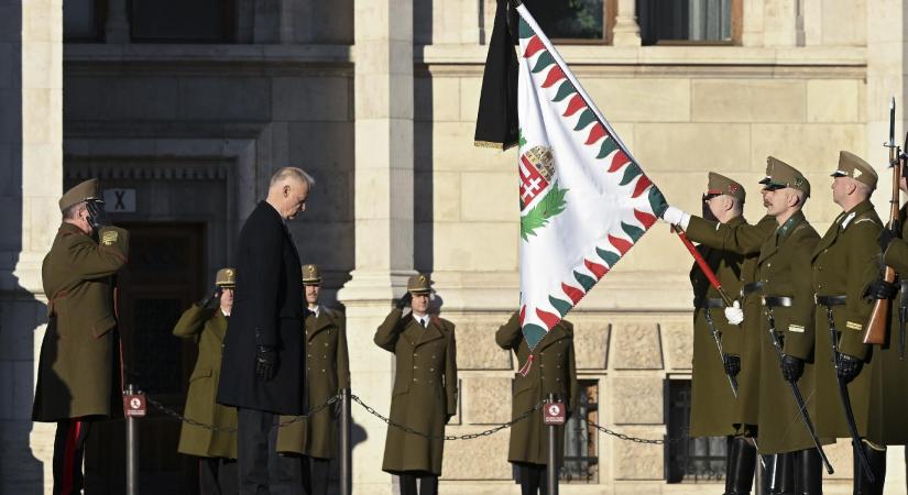 Felvonták, majd félárbócra engedték a nemzeti lobogót az Országház előtt