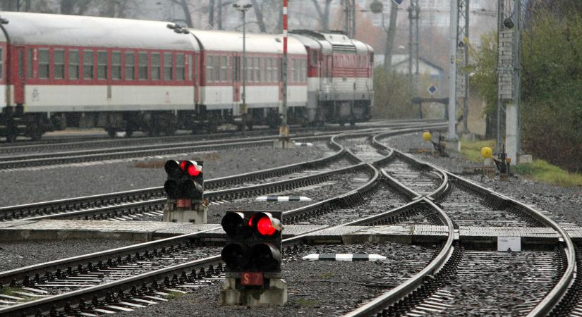 BALESET: Elgázolt a vonat egy embert Pozsonynál