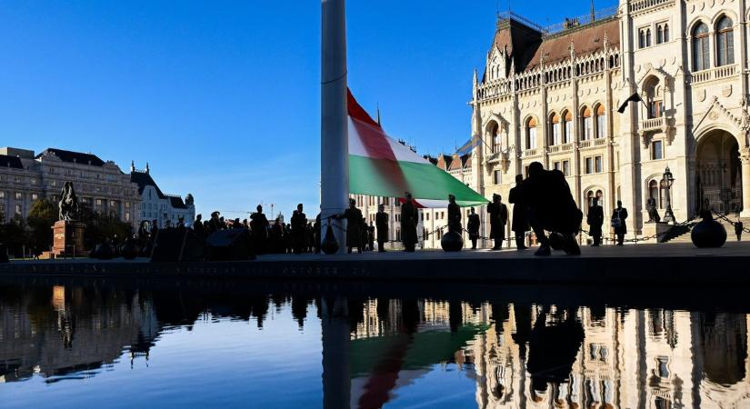 Félárbocra eresztették a nemzeti lobogót a Parlament előtt