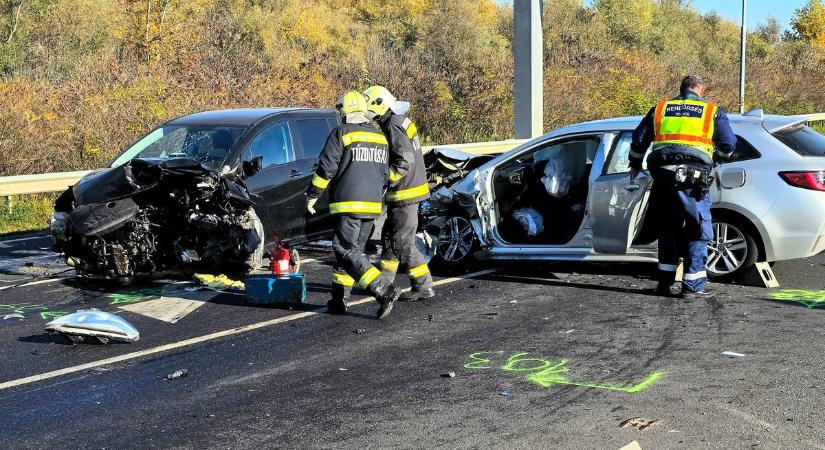 Akkora volt az ütközés, hogy az autók megpördültek az úton, mentőhelikopter érkezett a helyszínre