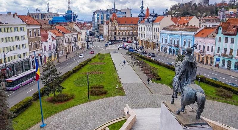 Csillagászati áron kínálnak eladásra egy kolozsvári kétszobás lakást – „Az utca és a szobor is jár vele?”