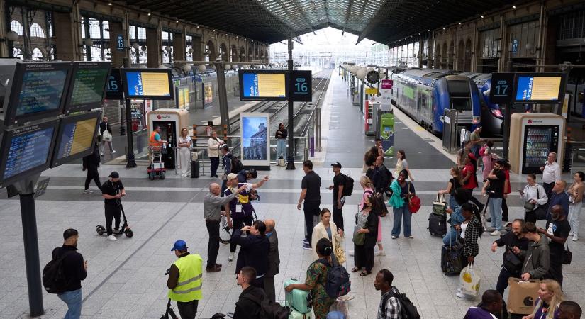 Őrület Párizsnál! Egy elmebeteg baltával levágta egy utas kezét a pályaudvaron