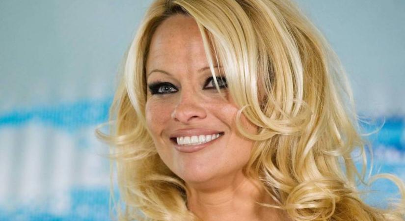 Az 57 éves Pamela Anderson smink nélkül vette át a díjat: a Baywatch szexszimbóluma ma így néz ki