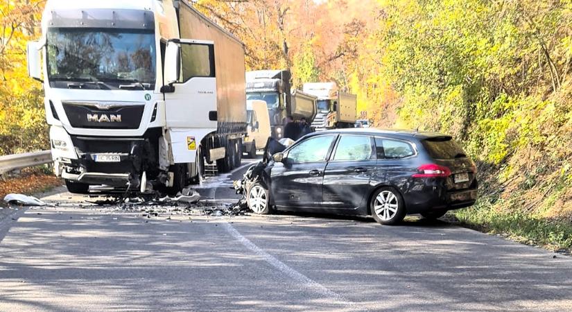 Személyautó ütközött tehergépkocsival Farkaslaka és Korond között