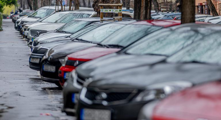 Bejelentette a polgármester: 36 ezer forintra emelkedik az éves parkolás díj Terézvárosban jövőre