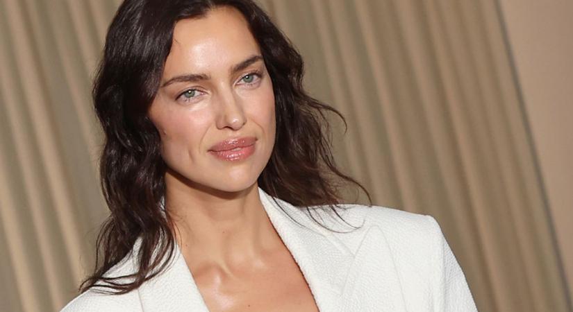 Alig takarta Irina Shayk melleit a csillogó pucérruhája Milánóban