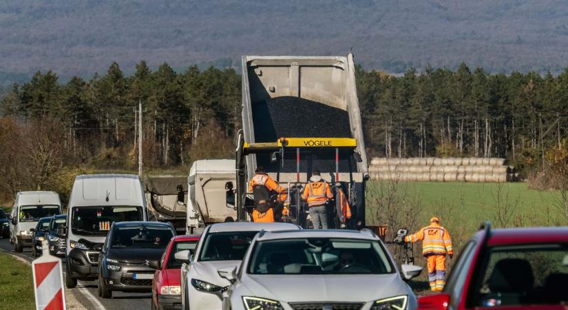 Hatalmas torlódást okozott a veszprémi körgyűrűn az aszfaltozás (videó)