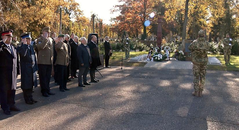 Koszorúzással tisztelegtek az 1956-os hősök előtt Debrecenben