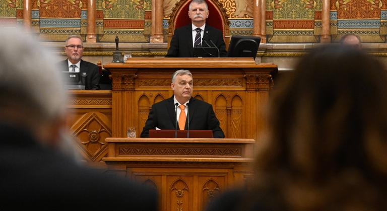 Orbán Viktor megérkezett a parlamentbe, óriási vita lett belőle