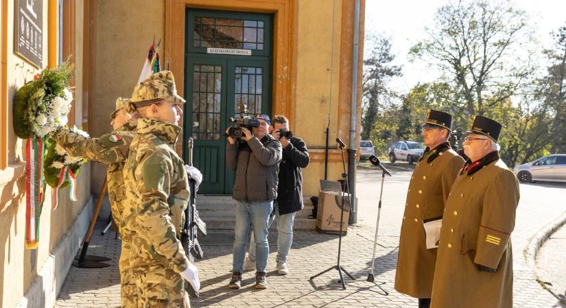 Tata hőseinek állítottak emléket fotók