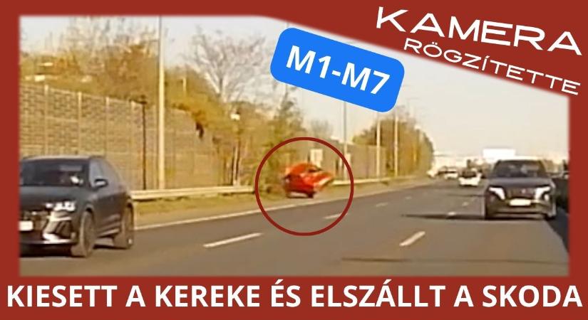 Kiesett a kereke és a szalagkorlátnak csapódott egy Skoda az M1-M7 kivezetőn