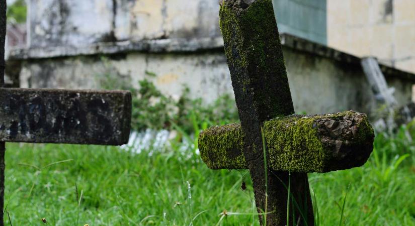 Tragédia a temetőben: sírkereszt dőlt rá egy idős férfira Kolozsváron