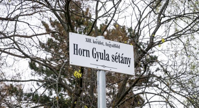 A szoborparkba szállította a Horn Gyula sétány tábláját a Mi Hazánk