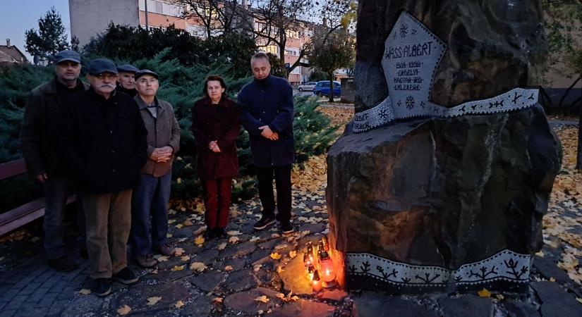 Mécseseket gyújtottak a nemzeti gyásznapon