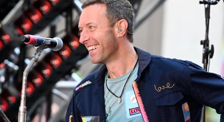 Megint gond volt egy csapóajtóval, hatalmasat esett Chris Martin a Coldplay koncertjén