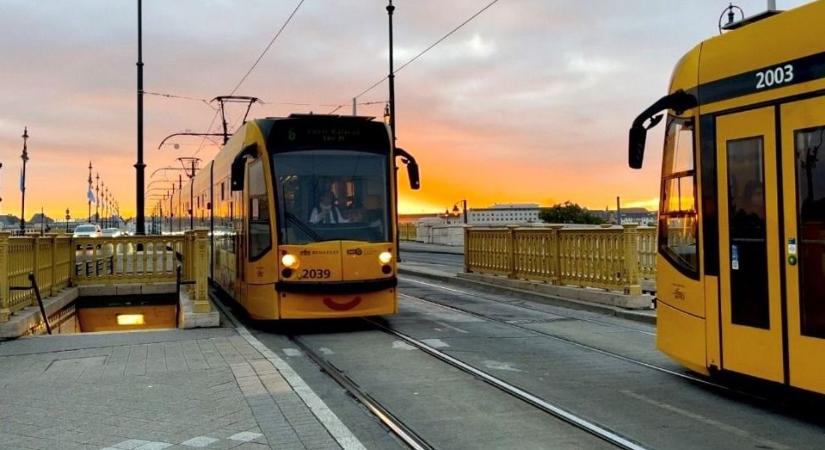 Gázolt a villamos, mentőket kellett hívni