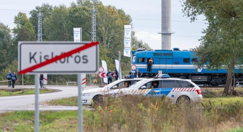 Senki nem tudja, ki engedélyezte a Mészáros Lőrinc érdekeltségű cégnek, hogy lezárjon egy vasúti átjárót az építkezés megtekintése miatt