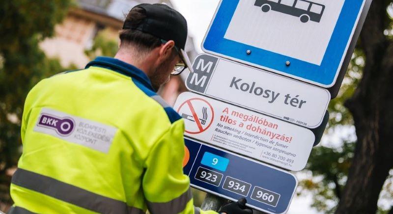 Panaszkodtak az utasok: kicserélték a táblákat a Kolosy téren