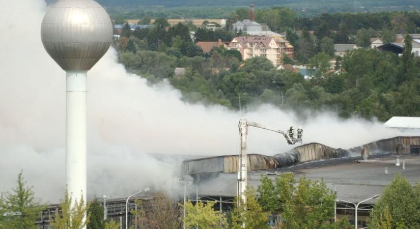 Zalaegerszeg modernkori történetének legnagyobb tüze – lángokban a hűtőház 2004. augusztus 24-én – fotógaléria