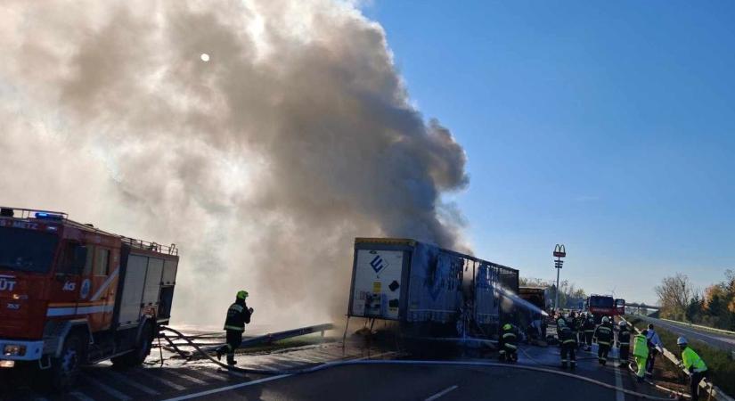 Videón az M1-es halálos baleset: a fantomdugó is majdnem ölt a pályán