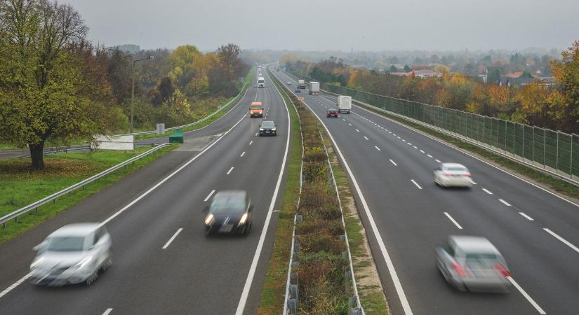 Félmeztelen női test hevert az autópályán Budapestről kifelé