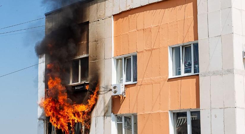 A miskolci tűzoltók mentették ki az égő lakásából