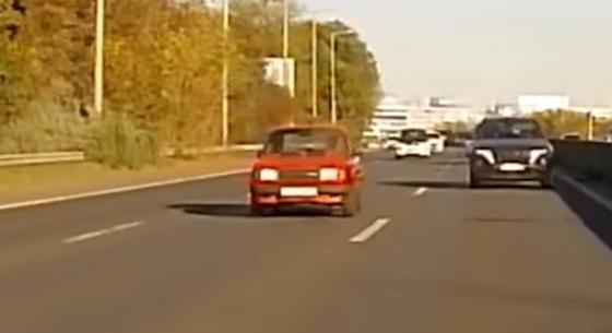 Elhagyta a veterán Skoda a kerekét az M1-M7-kivezetőn, majd a szalagkorlátnak csapódott – videó